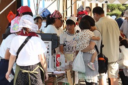 三角巾をつけて料理を行う写真 三角巾をつけて料理を行う写真