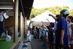 ジャンケンゲームをする子供たち ジャンケンゲームをする子供たち